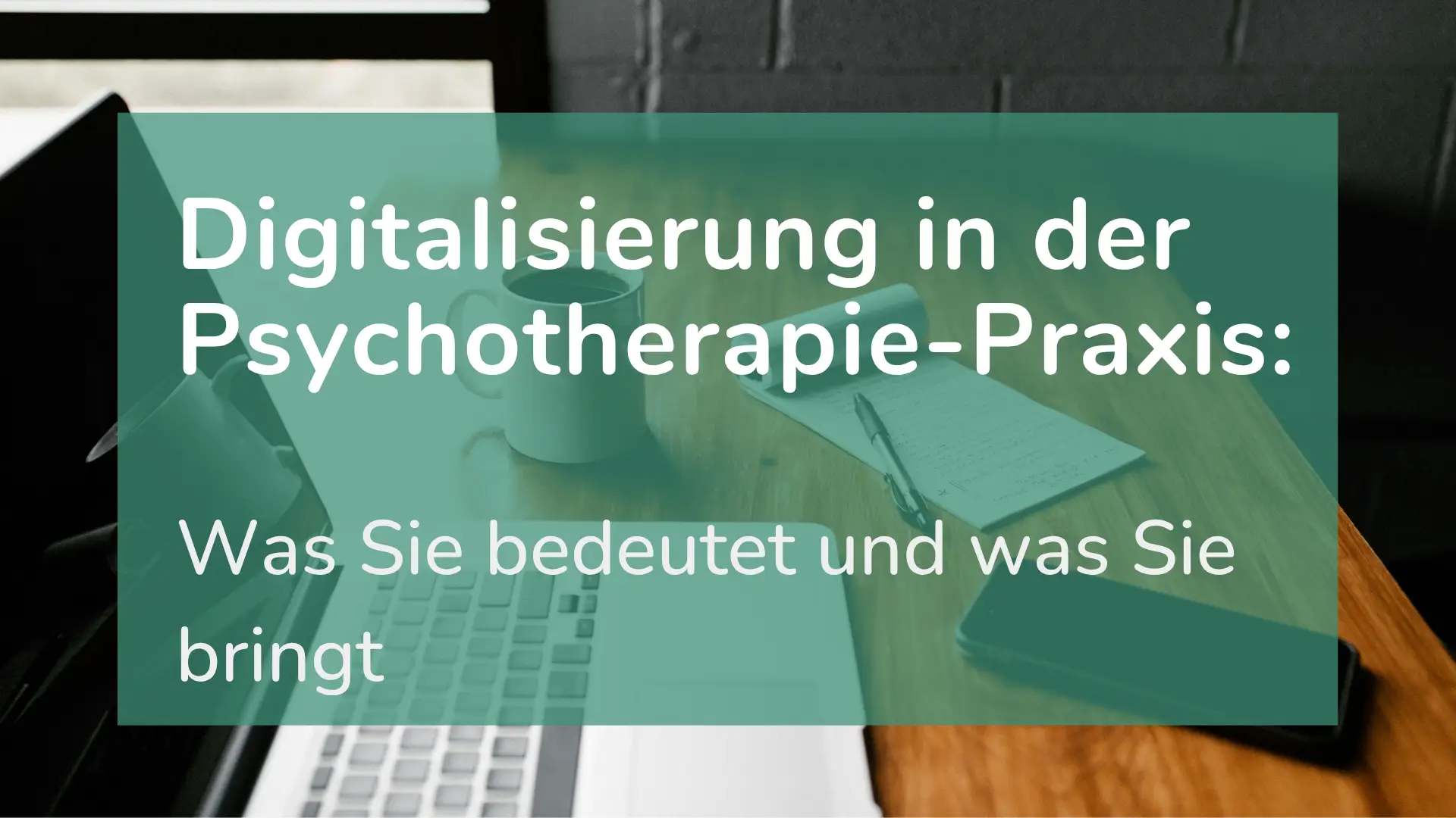 Ein Psychotherapeut bereitet sich auf die Digitalisierung seiner Praxis vor.