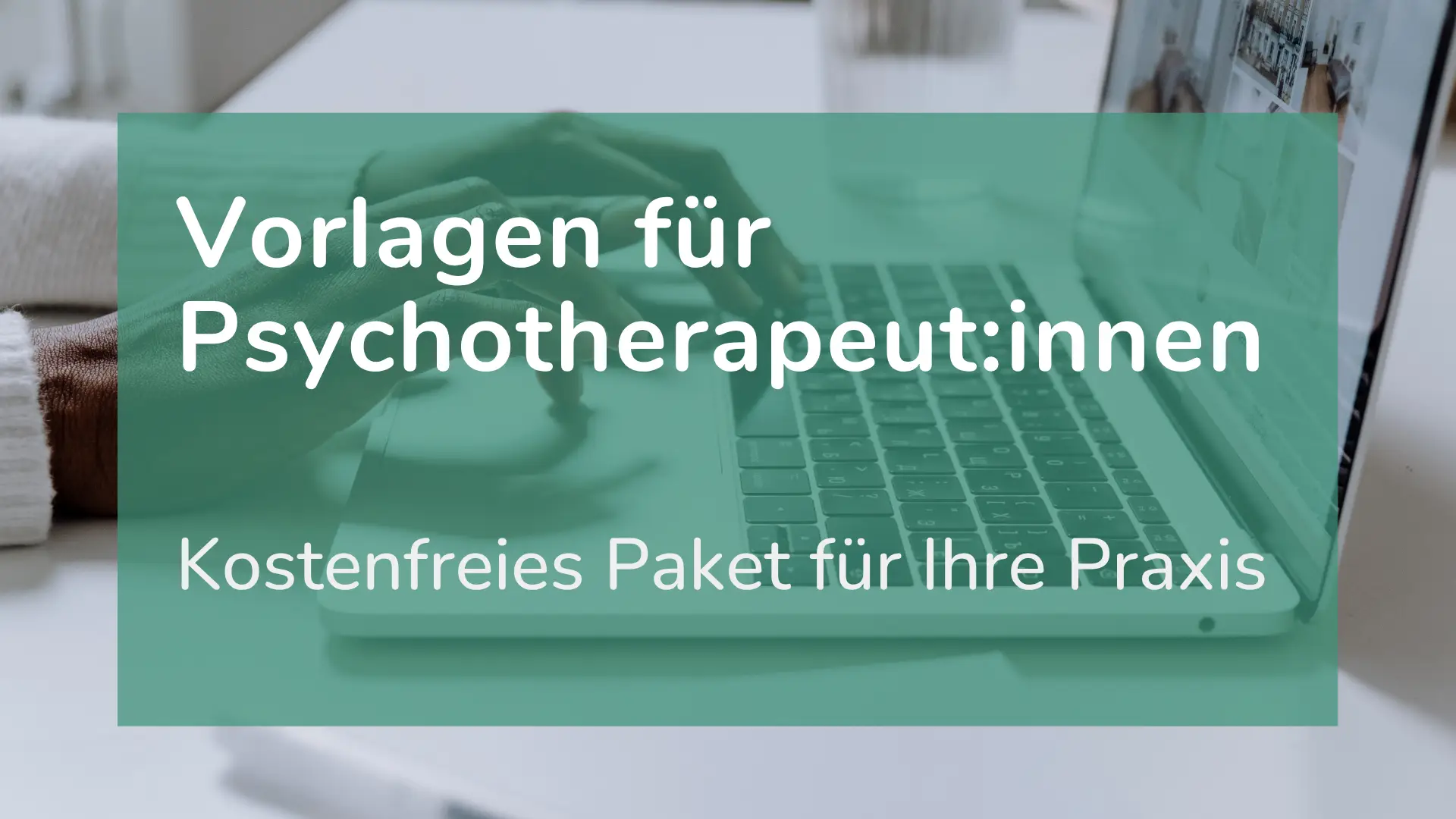 Eine Psychotherapeutin bearbeitet ihre Website