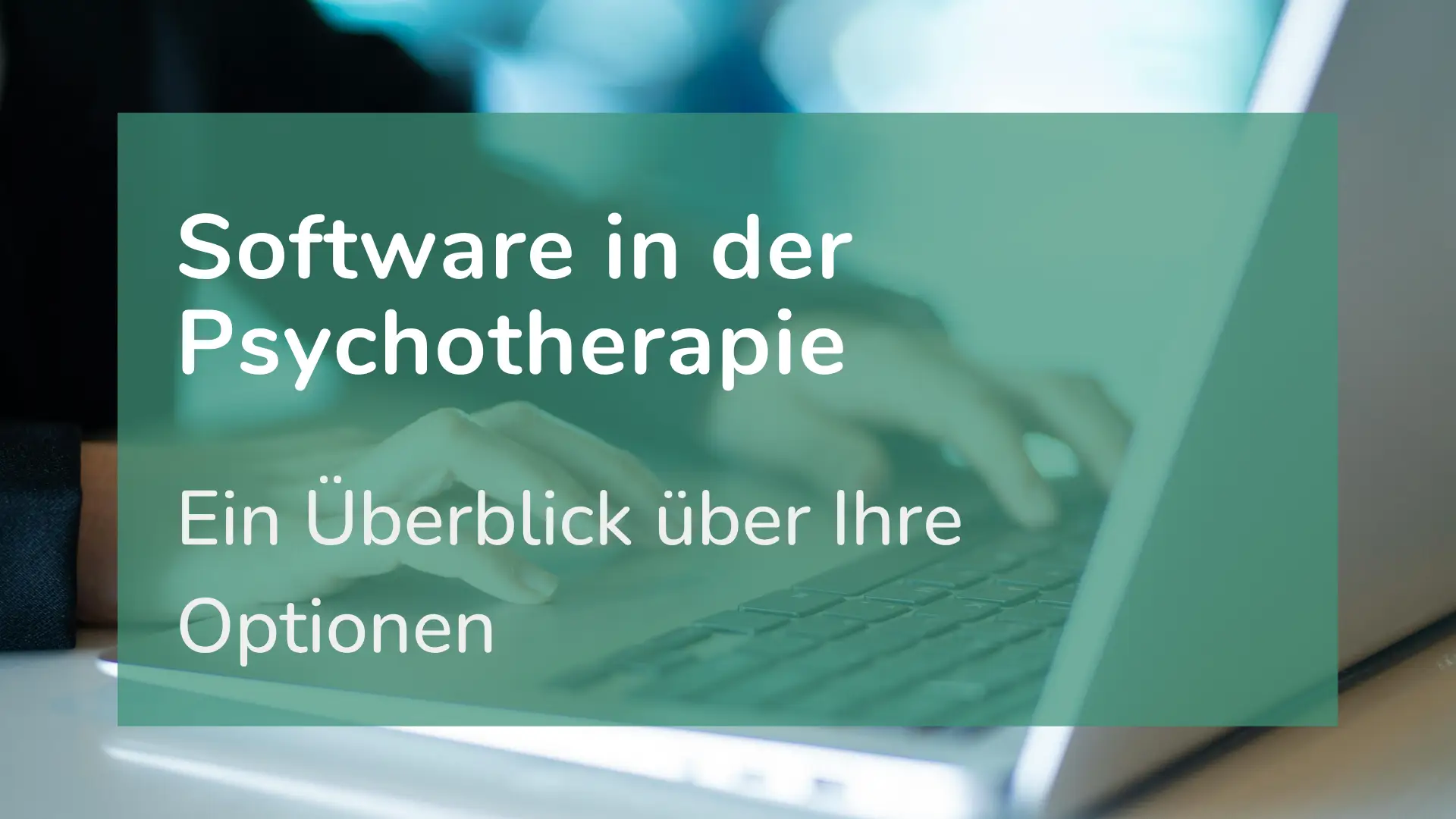 Eine Psychotherapeutin recherchiert welche Software Sie im Praxisalltag unterstützen kann