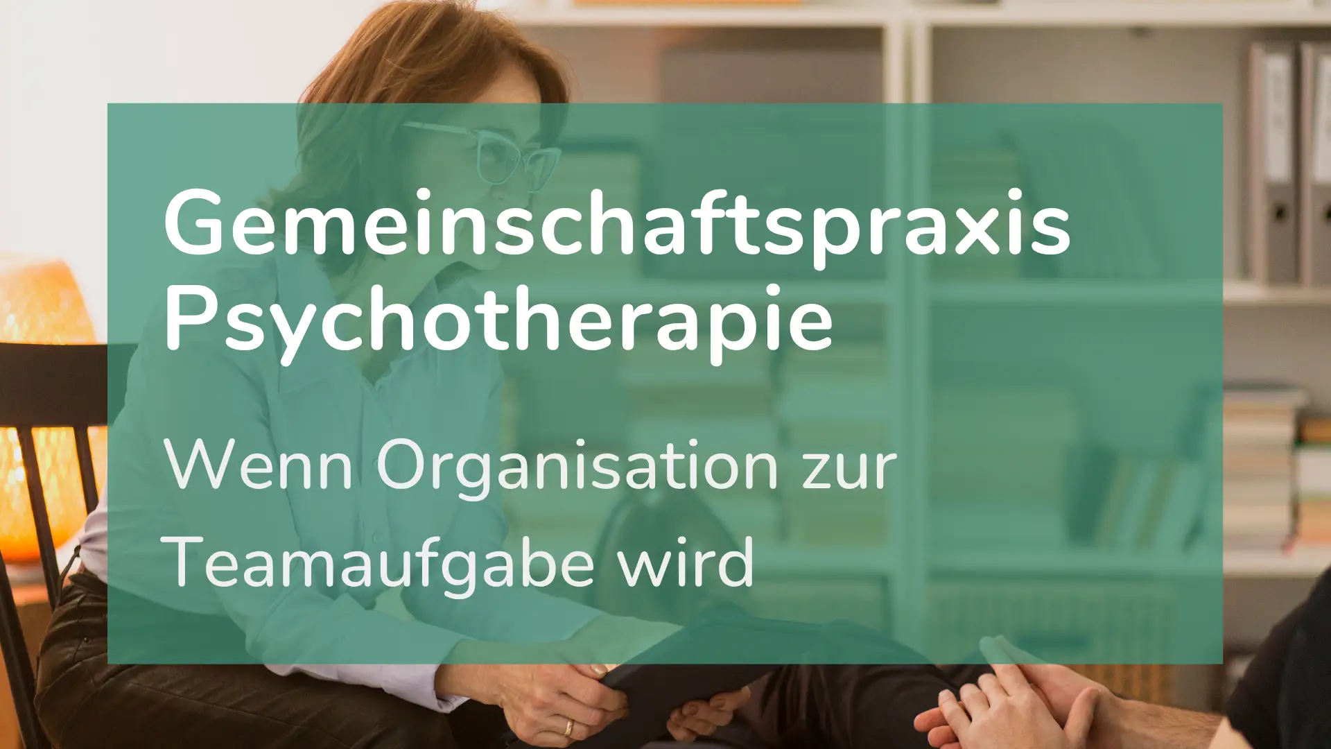 Eine Psychotherapeutin aus einer Gemeinschaftspraxis führt eine Therapiestunde durch